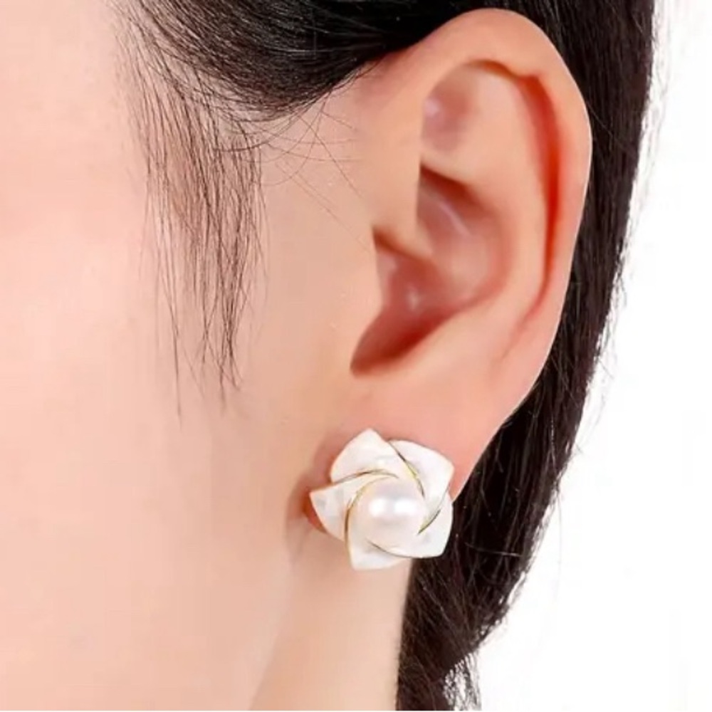 Cultured Pearl And Seashell 925 Camellia Stud Earrings - Picture 3 of 7